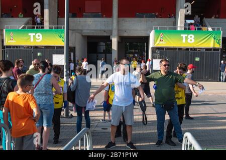 Tychy, POLEN - 7. JUNI 2019: City Stadium Tychy vor Spiel U-20 WM Polen 2019 1/4 Finalspiele Italien gegen Mali. Stewards durchsucht Unterstützer Stockfoto