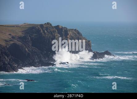 Wellen vor der Küste von Lizard Cornwall Stockfoto