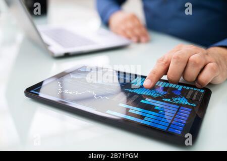 Nahaufnahme der Hand Analyse der eine Geschäftsfrau Grafik auf Digital Laptop am Arbeitsplatz Stockfoto