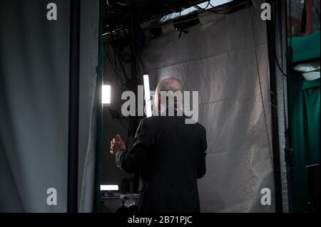 Dr. Anthony Fauci, Experte für Infektionskrankheiten, nimmt sich Zeit für Fernsehinterviews außerhalb Des Weißen Hauses in Washington, DC, Donnerstag, März 12, 2020. Kredit: Rod Lamkey/CNP weltweit Stockfoto