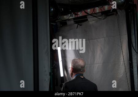 Dr. Anthony Fauci, Experte für Infektionskrankheiten, nimmt sich Zeit für Fernsehinterviews außerhalb Des Weißen Hauses in Washington, DC, Donnerstag, März 12, 2020. Kredit: Rod Lamkey/CNP weltweit Stockfoto