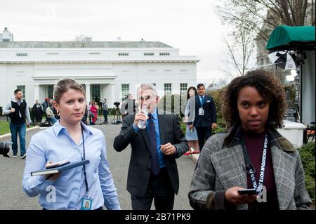 Dr. Anthony Fauci, Experte für Infektionskrankheiten, nimmt sich Zeit für Fernsehinterviews außerhalb Des Weißen Hauses in Washington, DC, Donnerstag, März 12, 2020. Kredit: Rod Lamkey/CNP weltweit Stockfoto