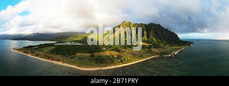 Vereinigte Staaten von Amerika, Hawaii, Insel Oahu, Kaneohe Bay, Klippen im Meer, Luftbild Stockfoto