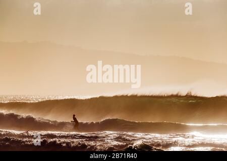 Die Vereinigten Staaten von Amerika, Hawaii, Oahu Island, Surfer am Nordufer Stockfoto