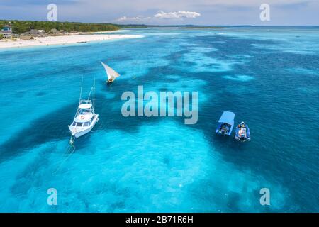 Luftaufnahme von Booten und Yachten auf tropischen Meer Küste im Sommer Stockfoto