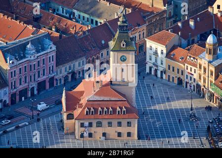 BRASOV, RUMÄNIEN - 26. Februar 2020:Brasov, Siebenbürgen. Rumänien. Panoramaaussicht auf die Altstadt und den Ratsplatz in der Winterzeit, Stadtansicht Stockfoto