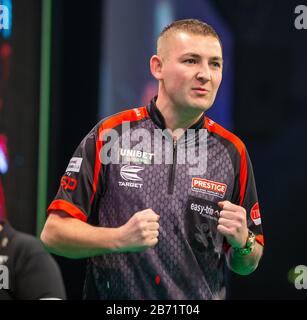 Liverpool, Großbritannien. März 2020. Professional Darts Corporation, Unibet Premier League Liverpool; Nathan Aspinall feiert eine Ziehgutschrift: Action Plus Sports Images/Alamy Live News Stockfoto