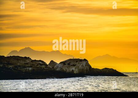 Am Morgen würzen. Die Robbenkolonie auf der felsigen Insel. Südafrika.Seascape am Morgen. Die Robbenkolonie auf der felsigen Insel. Sou Stockfoto
