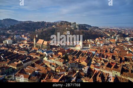 Panoramablick auf die Altstadt in der Winterzeit, Stadtbild der Stadt Brasov, Wahrzeichen Siebenbürgens in Brasov, Rumänien Stockfoto