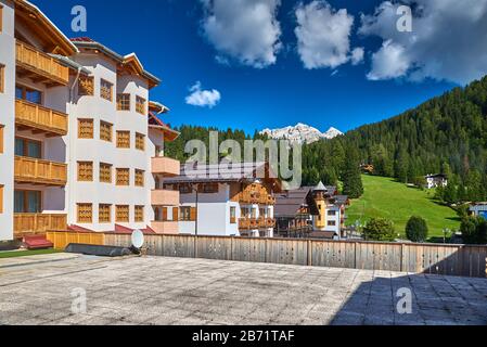 MADONNA di CAMPIGLIO, ITALIEN-20 Oktober 2018:Madonna di Campiglio im Sommer ist Madonna di Campiglia das bekannteste Skigebiet der Dolomite Stockfoto