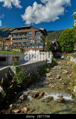 MADONNA di CAMPIGLIO, ITALIEN-20 Oktober 2018:Madonna di Campiglio im Sommer ist Madonna di Campiglia das bekannteste Skigebiet der Dolomite Stockfoto