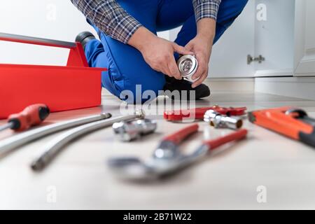 Klempner Im Gesamten Befestigungsrohr Des Küchensinks Stockfoto