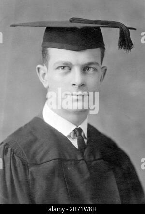 Linus Carl Pauling (1901 - 1994) US-amerikanischer Chemiker, Biochemiker und Chemieingenieur bei seinem Abschluss abgebildet Stockfoto