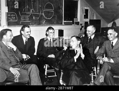 Treffen in Berkeley im Jahr 1940 zum geplanten 184-Zoll (4,67 m) Zyklotron (auf der Tafel zu sehen): Lawrence, Arthur Compton, Vannevar Bush, James B. Conant, Karl T. Compton und Alfred Lee Loomis Group Foto von E. O. Lawrence, A. H. Compton, V. Bush, J. B. Conant, K. Compton und A. Loomis im März 1940 auf dem Treffen der UC Berkeley Stockfoto