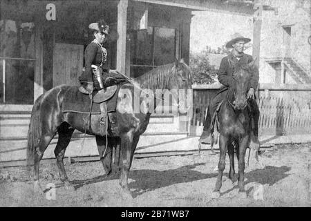 Belle Starr, Fort Smith, Arkansas, 1886; der Mann, der auf dem Pferd ist Deputy U.S. Marshal Benjamin Tyner Hughes, der, zusammen mit seiner posse Mann, Deputy U.S. Marshal Charles Barnhill, sie an die jüngeren Bend im Mai 1886 verhaftet und brachte sie nach Ft. Smith für die Anklageerhebung. Stockfoto