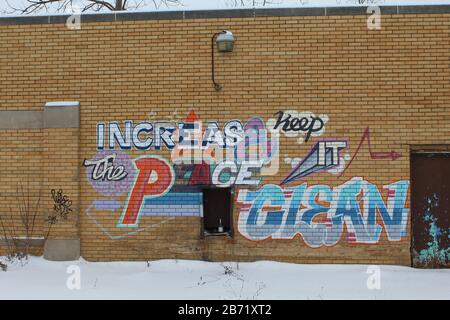 Wandgraffiti an einem verlassenen Ziegelbau in Flint, Michigan, Erhöhen die Ruhe und halten sie sauber Stockfoto