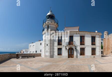 Panorama-Blick auf Peñiscola, eines der schönsten Dörfer des spanischen mittelmeers. COMUNITANT Valenciana, Spanien. Stockfoto