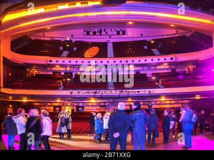 Blick auf die Stände, den Kreis und den Balkon von der Bühne des Opernhauses in den Winter Gardens Blackpool Lancashire England Großbritannien. Stockfoto