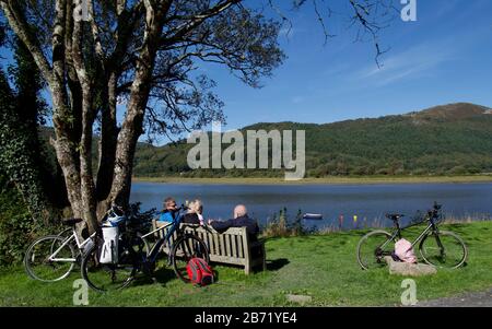 Machen Sie eine Pause mit Blick auf die Radtour. Stockfoto