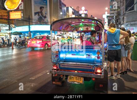 Bangkok, Thailand - MAR 09, 2020; Tuk Tuk Taxi auf Yaowarat Straße mit der westlichen Reise um das Schnäppchen zum anderen Ort zu fahren, Ist Tuk Tuk das t Stockfoto