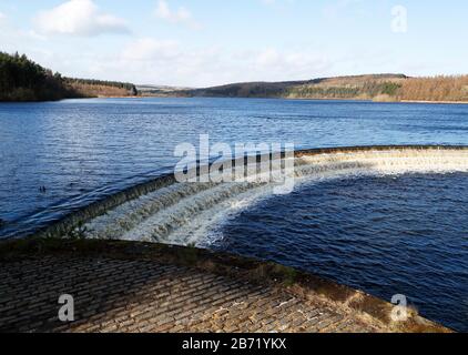 Fewston Reservoir Weir in frühen Springtime 12-03-2020 Stockfoto