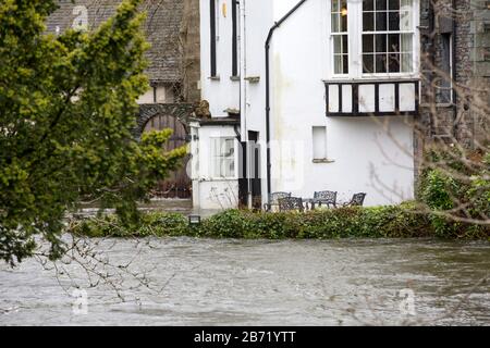 Überschwemmung durch Storm Ciara an der Rothay Bridge in Ambleside, Lake District, Großbritannien, mit einem überfluteten Haus. Stockfoto