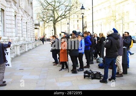 BETH RIGBY POLITISCHER REDAKTEUR FÜR SKY NEWS IN WHITEHALL, WESTMINSTER WARTET DARAUF, DASS BEAMTE UND MPS DAS COBR-TREFFEN FÜR DAS CORONAVIRUS COVID - 19. MEDIENKOLLEGEN STEHEN BEI IHR . ELIZABETH FRANCES RIGBY. BRITISCHER JOURNALIST. Stockfoto