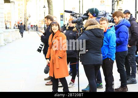 BETH RIGBY POLITISCHER REDAKTEUR FÜR SKY NEWS IN WHITEHALL, WESTMINSTER WARTET DARAUF, DASS BEAMTE UND MPS DAS COBR-TREFFEN FÜR DAS CORONAVIRUS COVID - 19. MEDIENKOLLEGEN STEHEN BEI IHR . ELIZABETH FRANCES RIGBY. BRITISCHER JOURNALIST. Stockfoto