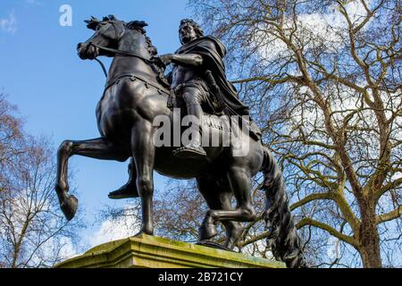 Reiterstandbild von König Wilhelm III. Von John Bacon Junior auf dem St James's Square, London, entworfen im Jahr 174 und aufgestellt im Jahr 1808; Grade I gelistet. Stockfoto