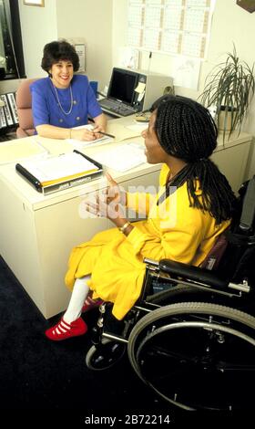 Austin Texas 1994: Anglo Woman interviewt behinderte Schwarze für einen Job. HERR * Bob Daemmrich Stockfoto