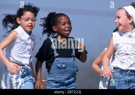 Austin Texas USA: Multirassische Gruppe von Kindern auf dem Spielplatz in der Grundschule. ©Bob Daemmrich Stockfoto