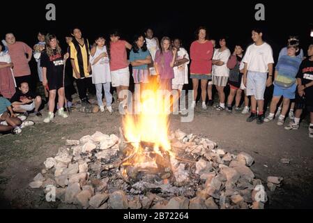 Bandera Texas USA: Fünftklässler auf einem Ausflug mit Übernachtung und Geschichte am Lagerfeuer im Hill Country. ©Bob Daemmrich Stockfoto