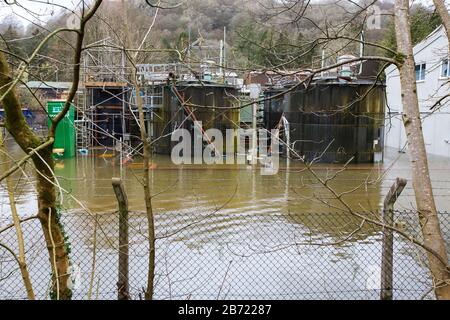 Überschwemmungen durch Storm Ciara an der Rothay Bridge in Ambleside, Lake District, Großbritannien, mit überschwemmten Abwasserwerken von Ambleside. Stockfoto