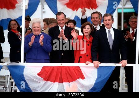 Austin Texas USA, Januar 1995: Von rechts, neu eingeweihte Texas Gov. George W. Bush, Texas die First Lady Laura Bush, der ehemalige Präs. George H. W. Bush und die ehemalige First Lady Barbara Bush (George W. Bushs Eltern) stehen während der Eröffnungs-Parade auf der Congress Avenue. ©Bob daemmrich Stockfoto