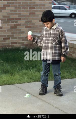 Austin, Texas USA: Der fünfjährige hispanische Junge verliert eine Kugel Eis aus seinem Kegel. ©Bob Daemmrich Stockfoto