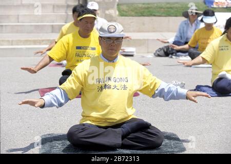 Austin, Texas, ISA, 2001. April: Falun Gong-Praktizierende, fünf Sätze von Übungen, die mit chinesischer Musik gemacht wurden und Lotushaltungen und Handbewegungen beinhalten, führten vor dem Staatskapitol eine Übungsvorführung durch. Falun Dafa ist die spirituelle Bewegung, die Falun Gong praktiziert. ©Bob Daemmrich Stockfoto