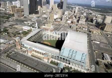 Houston, Texas, USA, August 2001: Luftaufnahme der Skyline der Innenstadt mit dem Major League Baseballstadion Enron Field (jetzt Minute Maid Park) im Vordergrund mit einfahrbar geöffnetem Dach. ©Bob Daemmrich Stockfoto