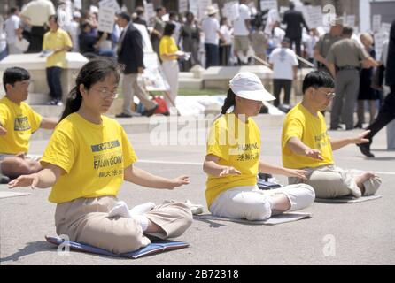 Austin, Texas, ISA, 2001. April: Falun Gong-Praktizierende, fünf Sätze von Übungen, die mit chinesischer Musik gemacht wurden und Lotushaltungen und Handbewegungen beinhalten, führten vor dem Staatskapitol eine Übungsvorführung durch. Falun Dafa ist die spirituelle Bewegung, die Falun Gong praktiziert. ©Bob Daemmrich Stockfoto