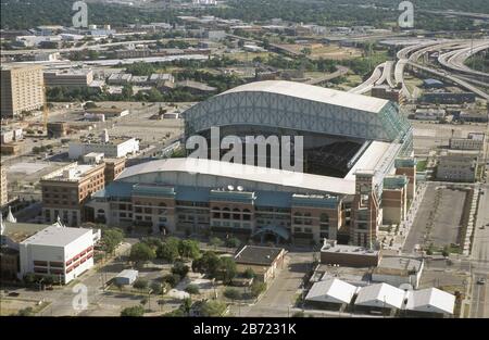 Houston, Texas, August 2001: Luftaufnahmen der Skyline der Innenstadt mit dem Heimstadion des Baseballteams Houston Astros, dem Minute Maid Park (ehemals Enron Field), mit auslackbar geöffnetem Dach im Vordergrund. ©Bob Daemmrich Stockfoto