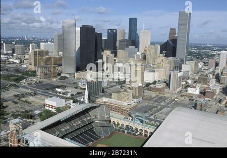 Houston, Texas, USA, August 2001: Luftaufnahme der Skyline der Innenstadt mit dem Major League Baseballstadion Enron Field (jetzt Minute Maid Park) im Vordergrund mit einfahrbar geöffnetem Dach. ©Bob Daemmrich Stockfoto