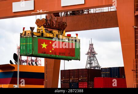 Containerkran Umschlag Containerkasten Beladen zum Stapler in Import-Export-Logistikzone Stockfoto