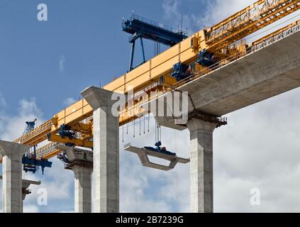 Die neue Hafenbrückenkonstruktion überquert den Corpus Christi Ship Channel, der den sechsspurigen Hafen von Corpus Christi bedient. Stockfoto