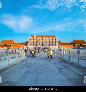 Peking, China - 9. Januar 2020: Taihemen (Tor der Obersten Harmonie) ist das größte Palasttor der Verbotenen Stadt, das 1420 eingerichtet wurde und eine Gesamtfläche von hat Stockfoto