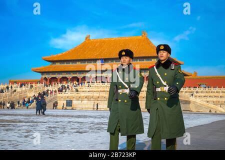 Peking, China - 9. Januar 2020: Unidentifizierte chinesische Militärwachen patrouillieren auf dem Hof von Taihedian (Hall of Supreme Harmony) in der Verbotenen Stadt Stockfoto