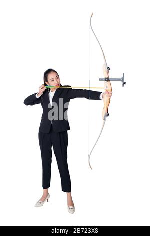 Portrait von konzentriertem Weibchen mit Armbrust in die Hände über weißen Hintergrund Stockfoto