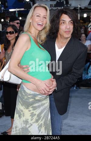 Paul Stanley und Frau Erin Sutton bei der Weltpremiere von "Superman Returns" im Mann Village Theatre in Westwood, CA. Die Veranstaltung fand am Mittwoch, den 21. Juni 2006 statt. Foto von: SBM / PictureLux - Alle Rechte Vorbehalten - Aktenzeichen # 33984-4044SBMPLX Stockfoto