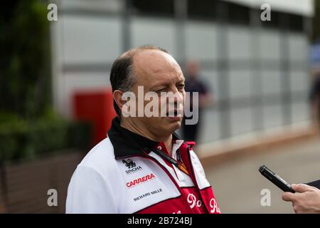 Melbourne, Australien. März 2020. Formel 1, großer Preis von Australien, Übungstag; Alfa Romeo-Teamleiter Frederic Vasseur gibt Informationen während eines Interviews Credit: Action Plus Sports Images/Alamy Live News Stockfoto