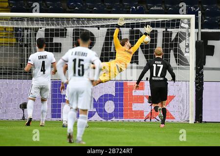 Frankfurt, Deutschland. März 2020. Frankfurts Torhüter Kevin Trapp (2. R) gelingt es nicht, den Ball als Samuele Campo (nicht im Bild) von Basel-Punkten während der UEFA Champions League-Runde des 16. Hinspiels zwischen Eintracht Frankfurt und dem FC Basel 1893 in Frankfurt am 12. März 2020 zu retten. Kredit: Ulrich Hufnagel/Xinhua/Alamy Live News Stockfoto