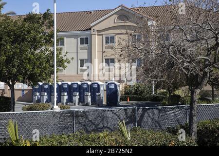 San Carlos, Vereinigte Staaten. März 2020. Tragbare Ruheräume führen den Parkplatz hinter dem mit Ketten verbundenen Zaun um das Fairfield Inn, ein Hotel, das vom US-Bundesstaat Kalifornien gekauft wurde, um am Donnerstag, den 12. März 2020 als Quarantäneeinrichtung für CCOVID-19-Patienten in San Carlos, Kalifornien, genutzt zu werden. Foto von Peter DaSilva/UPI Credit: UPI/Alamy Live News Stockfoto