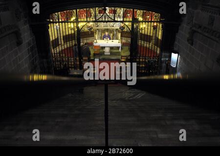 Masse an der Krypta mit Sarkophag der Heiligen Eulalia, Catedral de la Santa Cruz y Santa Eulalia de Barcelona, Pla de la Seu, historisches Stadtzentrum, Ciut Stockfoto